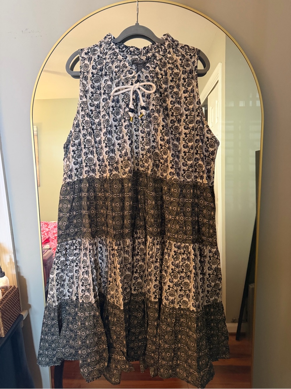 Chelsea & Theodore Sleeveless Tiered Floral Print Dress in Green and White